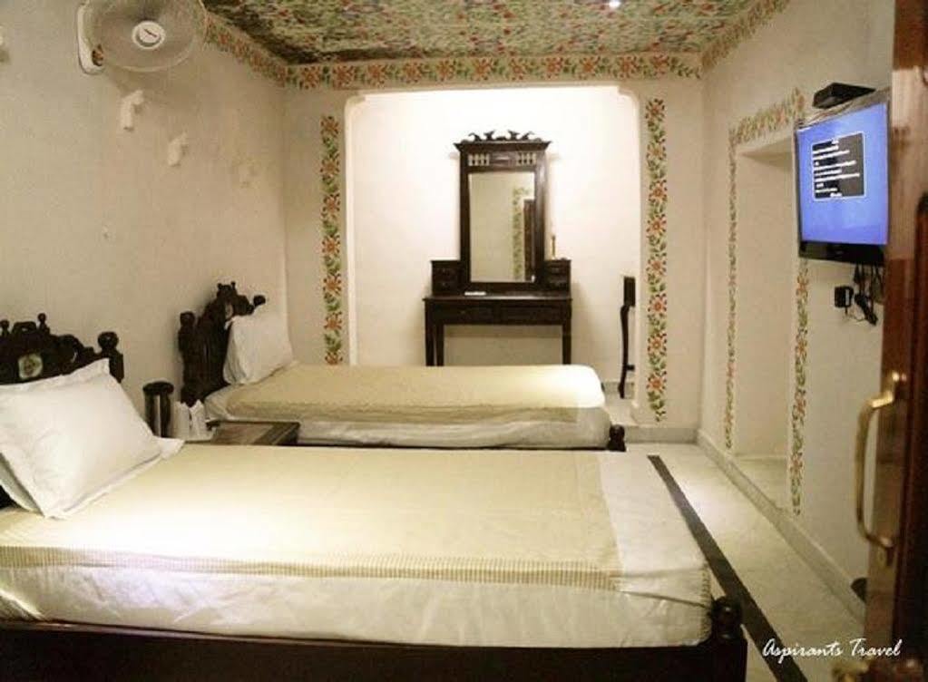 Hotel Suroth Mahal Luhāru Buitenkant foto
