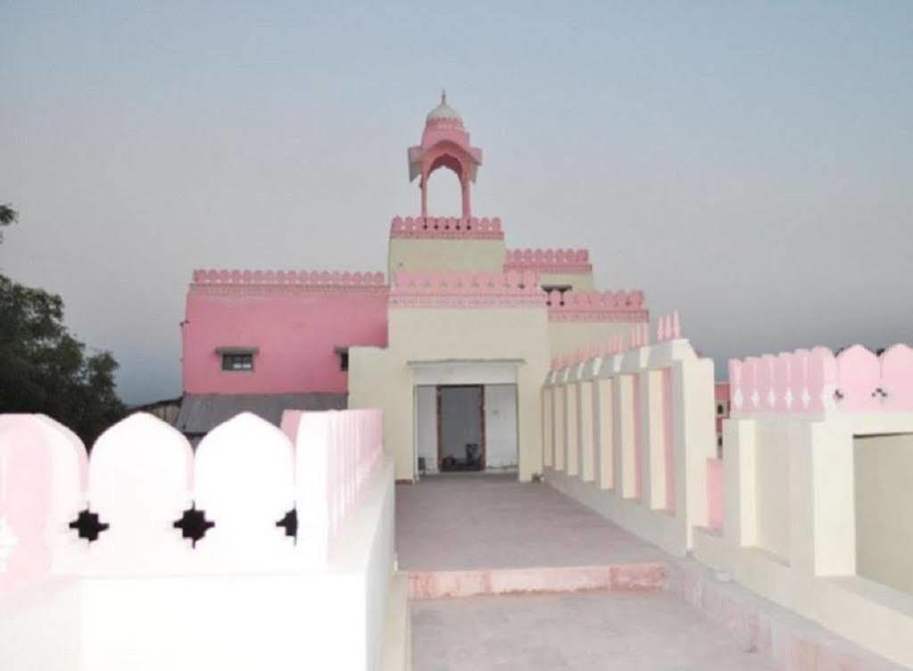 Hotel Suroth Mahal Luhāru Buitenkant foto